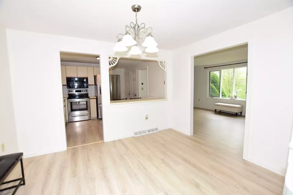 Dining - 118 Ridge Rd #118, Northborough, MA 01532 photo 1 of 3