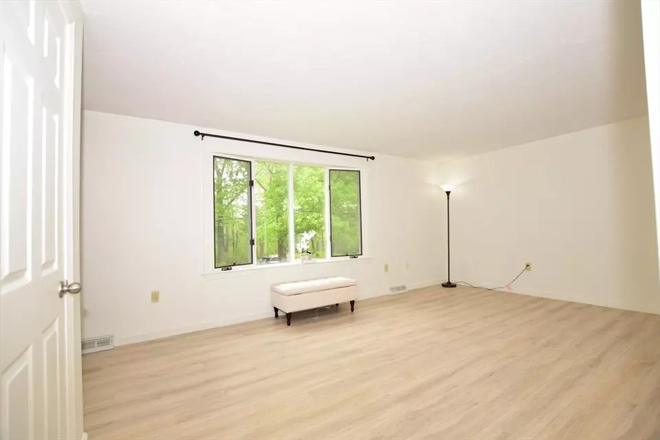 Living - 118 Ridge Rd #118, Northborough, MA 01532 photo 2 of 3