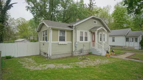 15 Viola St, Springfield, MA 01109 photo 2