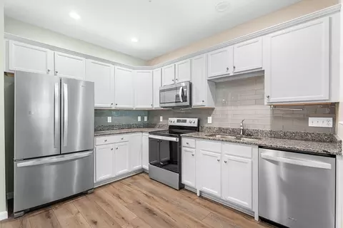 Kitchen - 9 Abigail Way #2012, Reading, MA 01867 photo 2 of 4