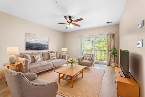 Living - 9 Abigail Way #2012, Reading, MA 01867 photo 2 of 4