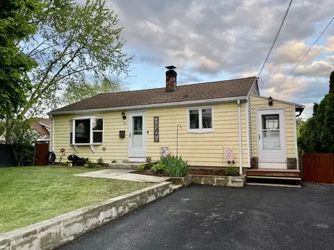 26 Lakeview St, Blackstone, MA 01504