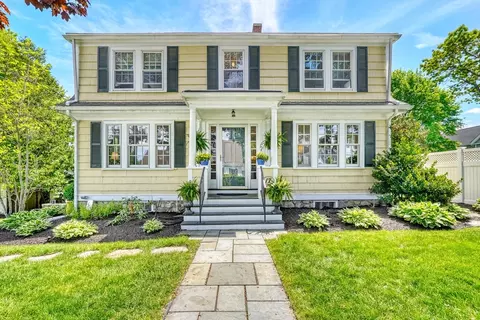 17 Old Brook Cir, Melrose, MA 02176