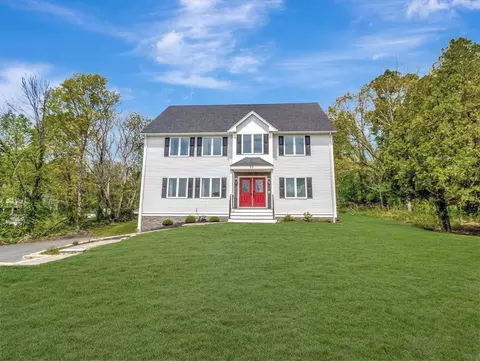 77 Park St, Mendon, MA 01756 photo 2
