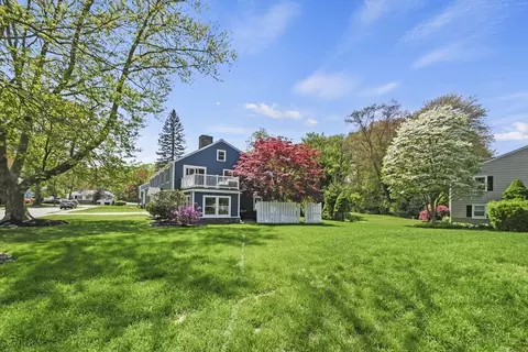 8 Longbow Cir, Lynnfield, MA 01940