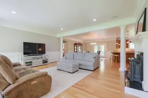 Living - 2 Powers Rd, Mendon, MA 01756 photo 2 of 3