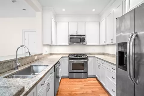 Kitchen - 33 Intrepid Cir #405, Marblehead, MA 01945 photo 1 of 2