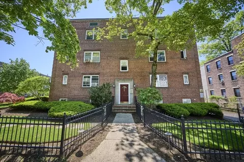 31 Alton Pl #6, Brookline, MA 02445
