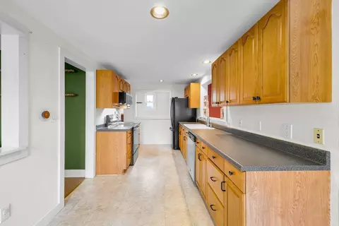 Entry Way - 5 1st Ave, Ware, MA 01082 photo 1 of 2