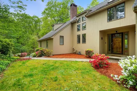 285 Raleigh Tavern Ln, North Andover, MA 01845