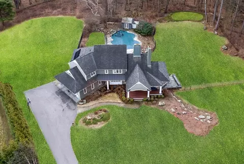 121 Pond St, Hopkinton, MA 01748