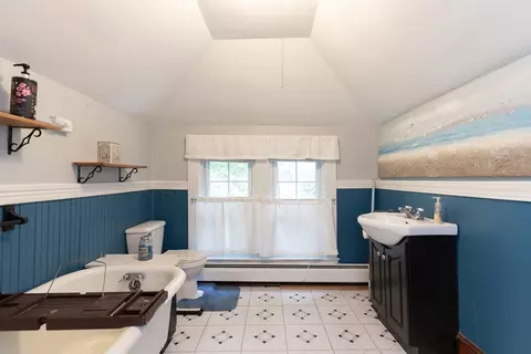 Bath - 896 Berkshire Ave, Springfield, MA 01151 photo 3 of 4