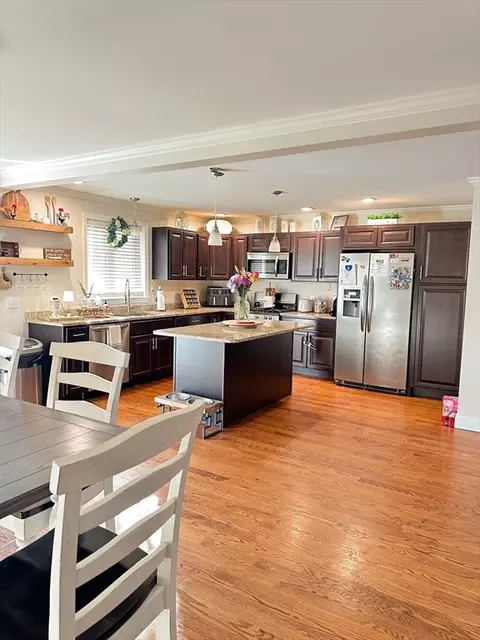 35 Lewiston St, Fall River, MA 02721 photo 5
