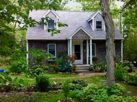 113 Leonard Cir, Tisbury, MA 02568