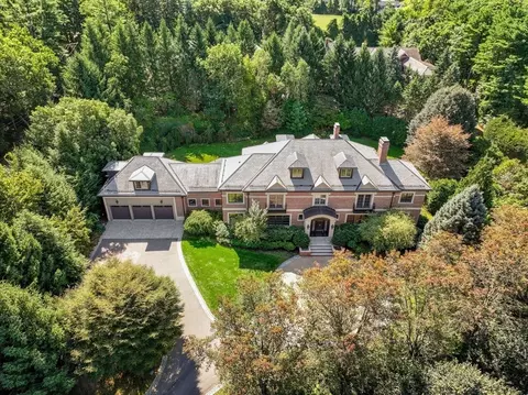 118 Woodland Rd, Chestnut Hill, MA 02467