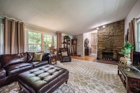 Living - 27 Overlook Dr, Springfield, MA 01118 photo 2 of 4