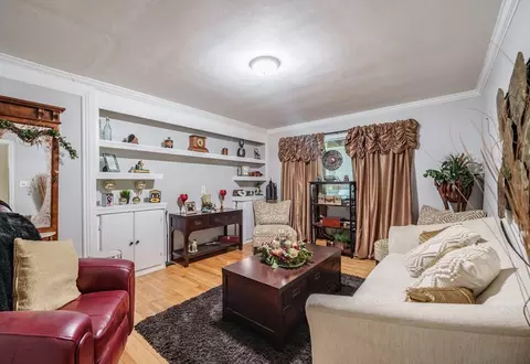 Living - 27 Overlook Dr, Springfield, MA 01118 photo 3 of 4