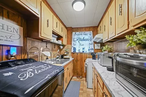 493 Peckham St, Fall River, MA 02721 photo 24