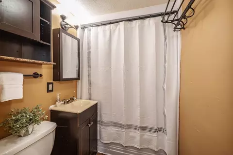 Bath - 7 East St, Springfield, MA 01104 photo 1 of 1