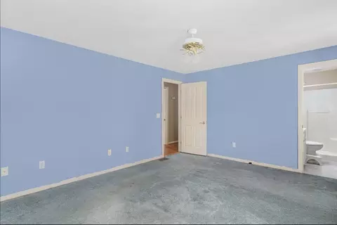 Bedroom - 151 Mohawk Trl, Cranston, RI 02921 photo 2 of 8