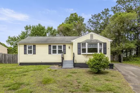 28 Bog Hollow Rd, Springfield, MA 01109