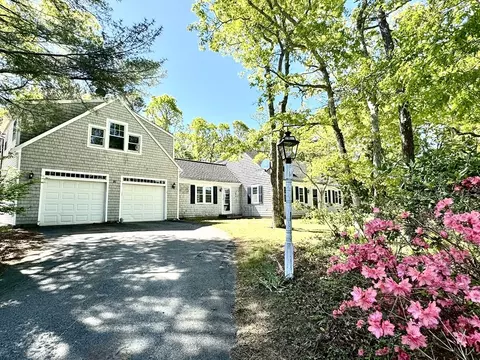91 Hitching Post Ln, Centerville, MA 02632