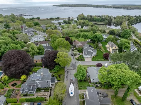 31 Main St, Mattapoisett, MA 02739