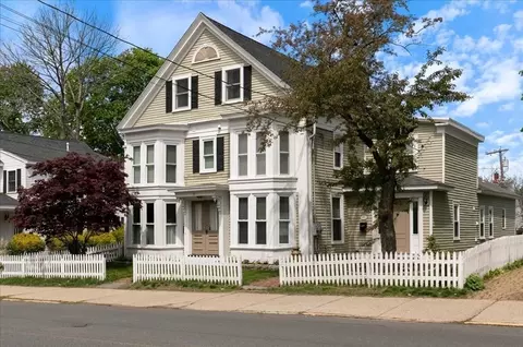 87 Friend St #A, Amesbury, MA 01913
