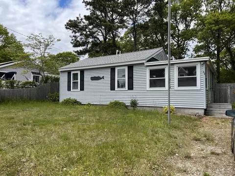 64 Bayside Dr, Falmouth, MA 02540