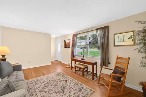 76 Regal St, Springfield, MA 01118 photo 4