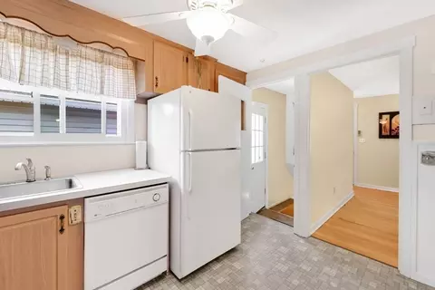 76 Regal St, Springfield, MA 01118 photo 7