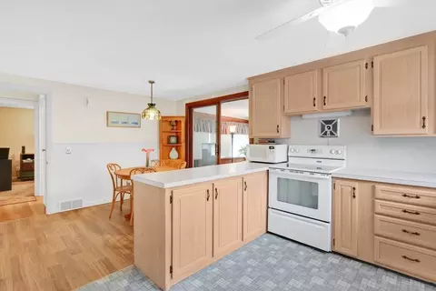 76 Regal St, Springfield, MA 01118 photo 10