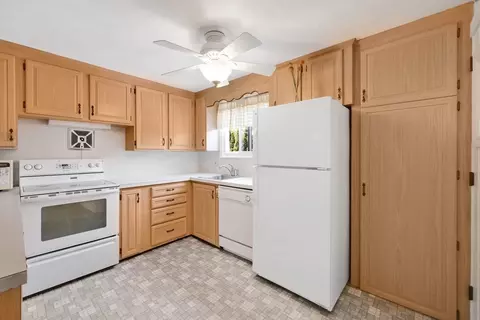 76 Regal St, Springfield, MA 01118 photo 8