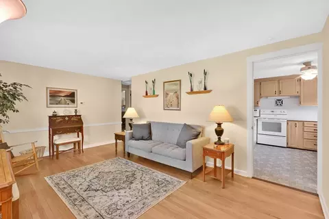76 Regal St, Springfield, MA 01118 photo 3
