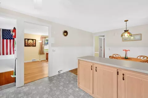 76 Regal St, Springfield, MA 01118 photo 9