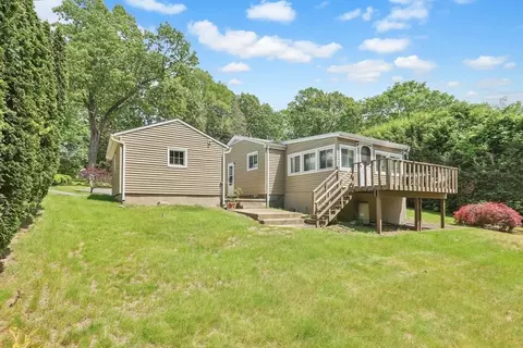 76 Regal St, Springfield, MA 01118 photo 2