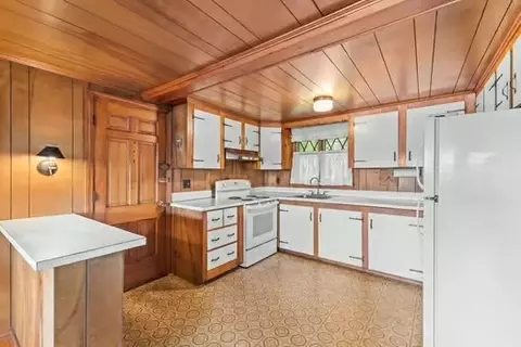 Kitchen - 10 Sandpiper Ter, Wareham, MA 02571 photo 1 of 3