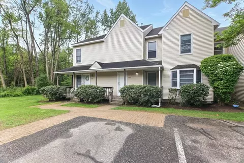 59 Castlegate Dr #B, Springfield, MA 01129