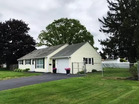 8 Victory Dr, Webster, MA 01570