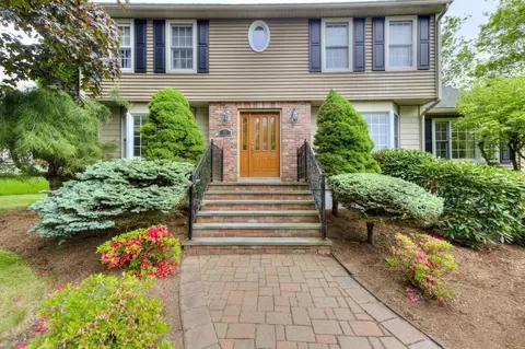 15 Bailin Dr, Worcester, MA 01604