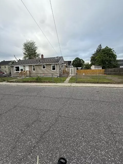 45 Penacook St, Springfield, MA 01104 photo 2