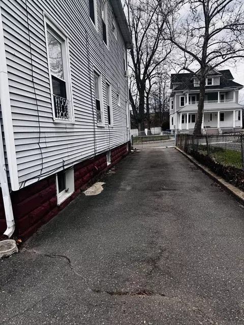 37 Eagle St, Springfield, MA 01107 photo 6