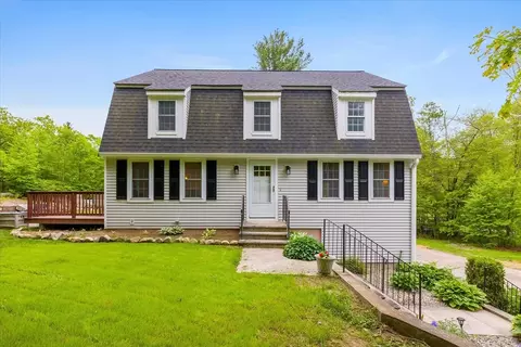 8 Vine St, Douglas, MA 01516