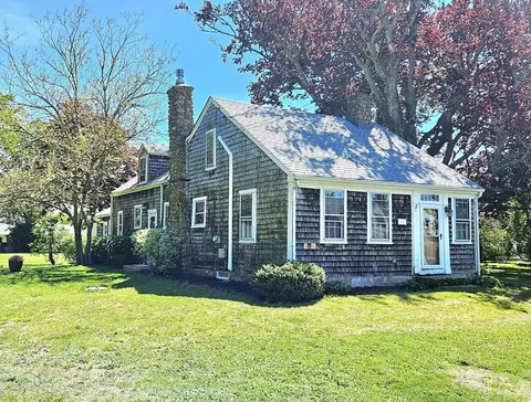 4 Randall Rd, Mattapoisett, MA 02739