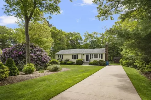 29 Braeburn Ct, Falmouth, MA 02536