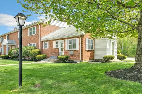 108 Emerson Gardens Rd #108, Lexington, MA 02420