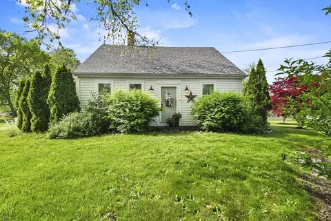 581 Middle Rd, Acushnet, MA 02743