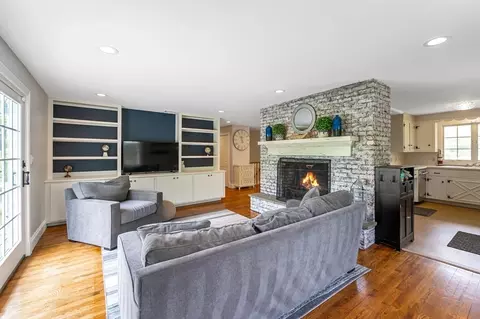 Living - 5 Indian Hl, Beverly, MA 01915 photo 2 of 3