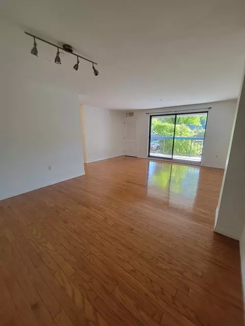 22 Railroad St #115, Andover, MA 01810