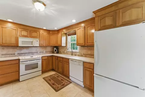 31 Fallston St, Springfield, MA 01119 photo 8